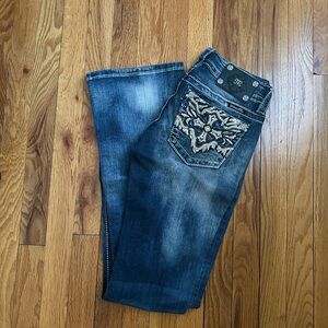 Miss Me Boot Cut Cross Leather Sequin Pocket Signature-Rise Med Blu Jean JW59378